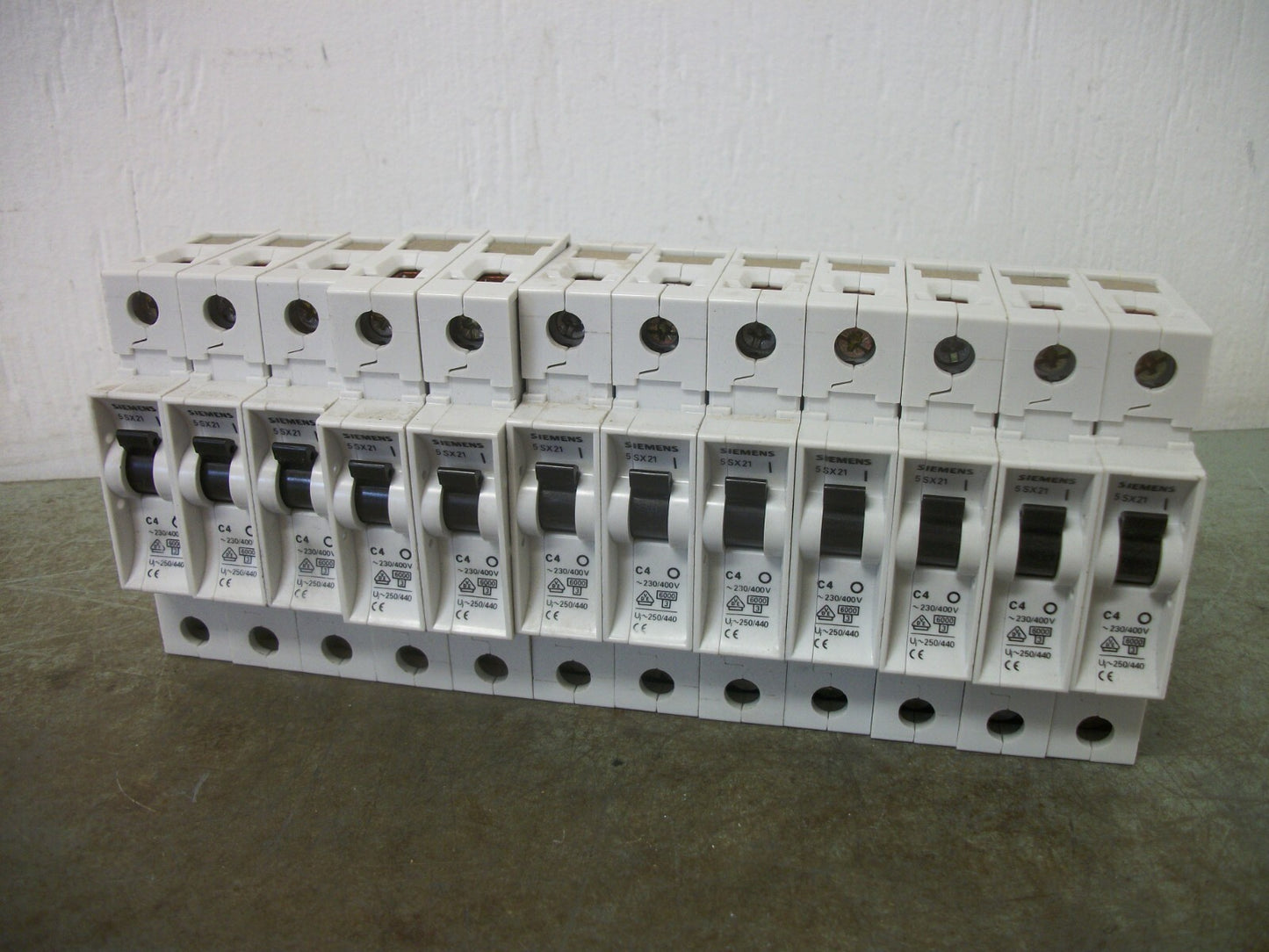 SIEMENS LOT OF 12 MINI CIRCUIT BREAKERS 5SX21C4 4AMP 230/400VOLT 1POLE