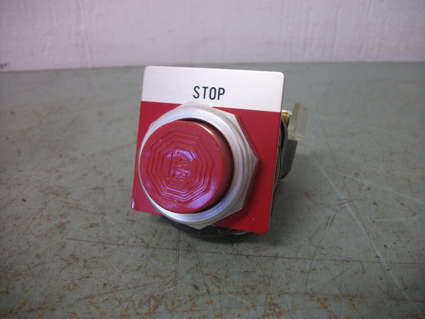 ALLEN-BRADLEY RED EXTENDED MOMENTARY PUSHBUTTON 800T-B... NOB