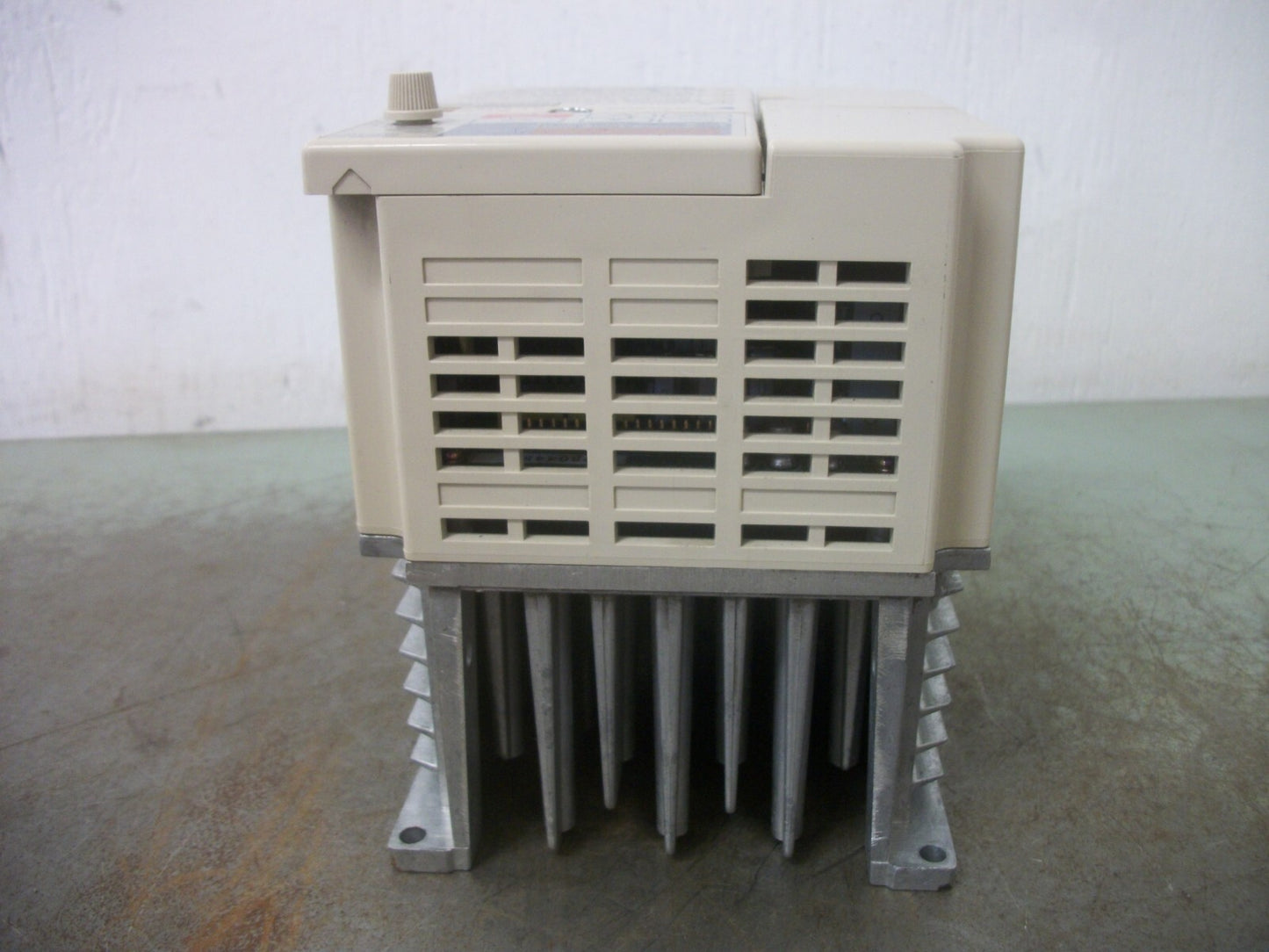 YASKAWA VS MINI V7 1.5KW INVERTER DRIVE CIMR-V7AA21P5 230VOLT 3PH