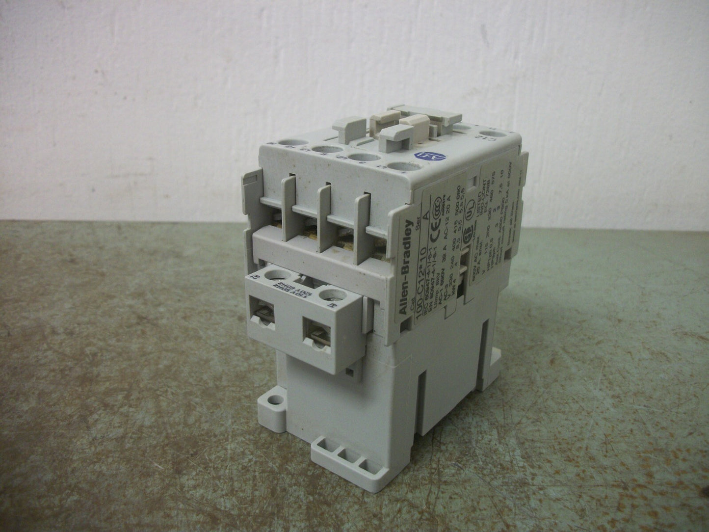 ALLEN-BRADLEY CONTACTOR 100-C12*10 25AMP 120VCOIL 3PH 600V 10HP