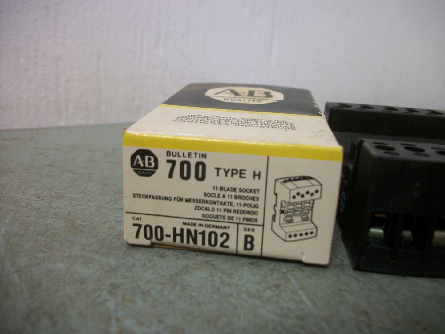 ALLEN-BRADLEY TYPE H 11-BLADE RELAY SOCKET 700-HN102 NIB