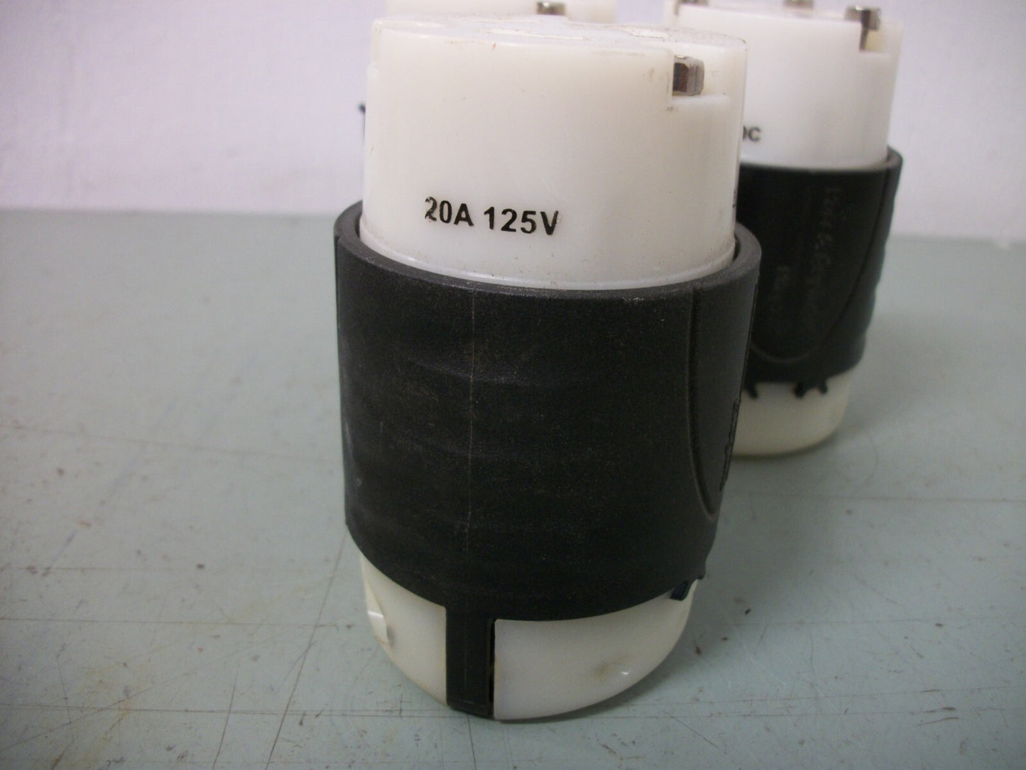 PASS & SEYMOUR LOT OF 3 TURNLOK CONNECTORS L520C 20AMP 125VOLT 2POLE 3W GRND NOB