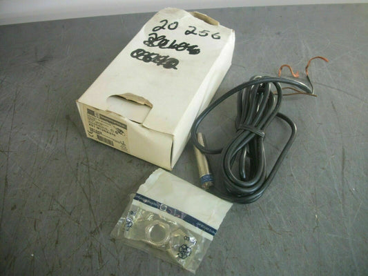 TELEMECANIQUE INDUCTIVE PROXIMITY SWITCH XS1-M12NA370 NIB