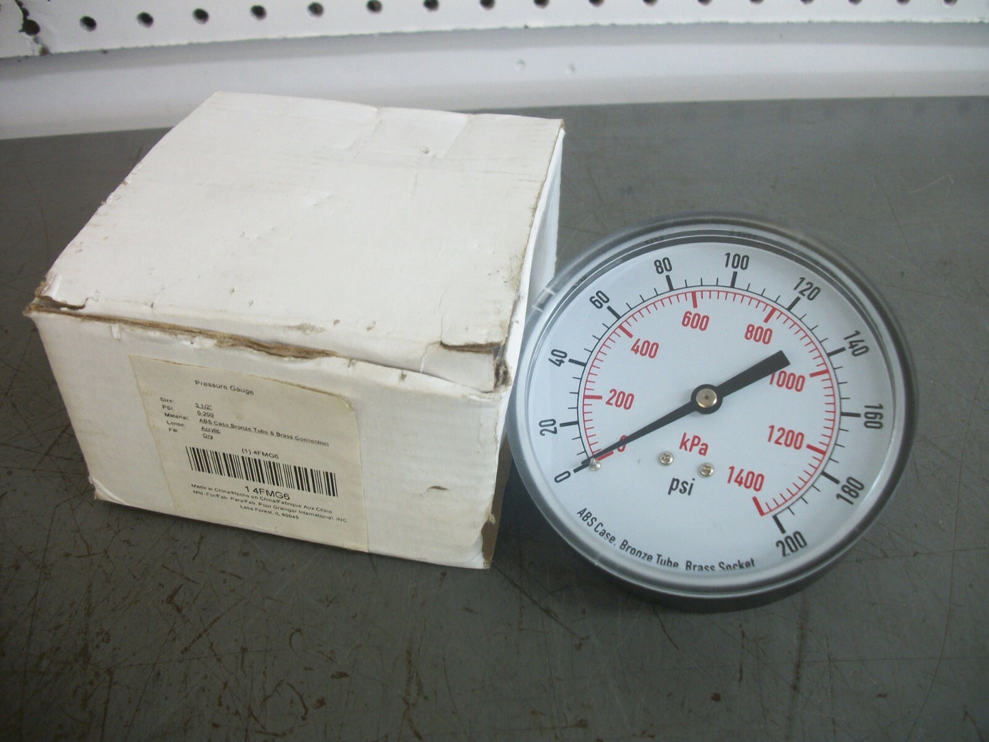 VALUE BRAND 3-1/2" PNEUMATIC PRESSURE GAUGE 4FMG6 0-200PSI NIB