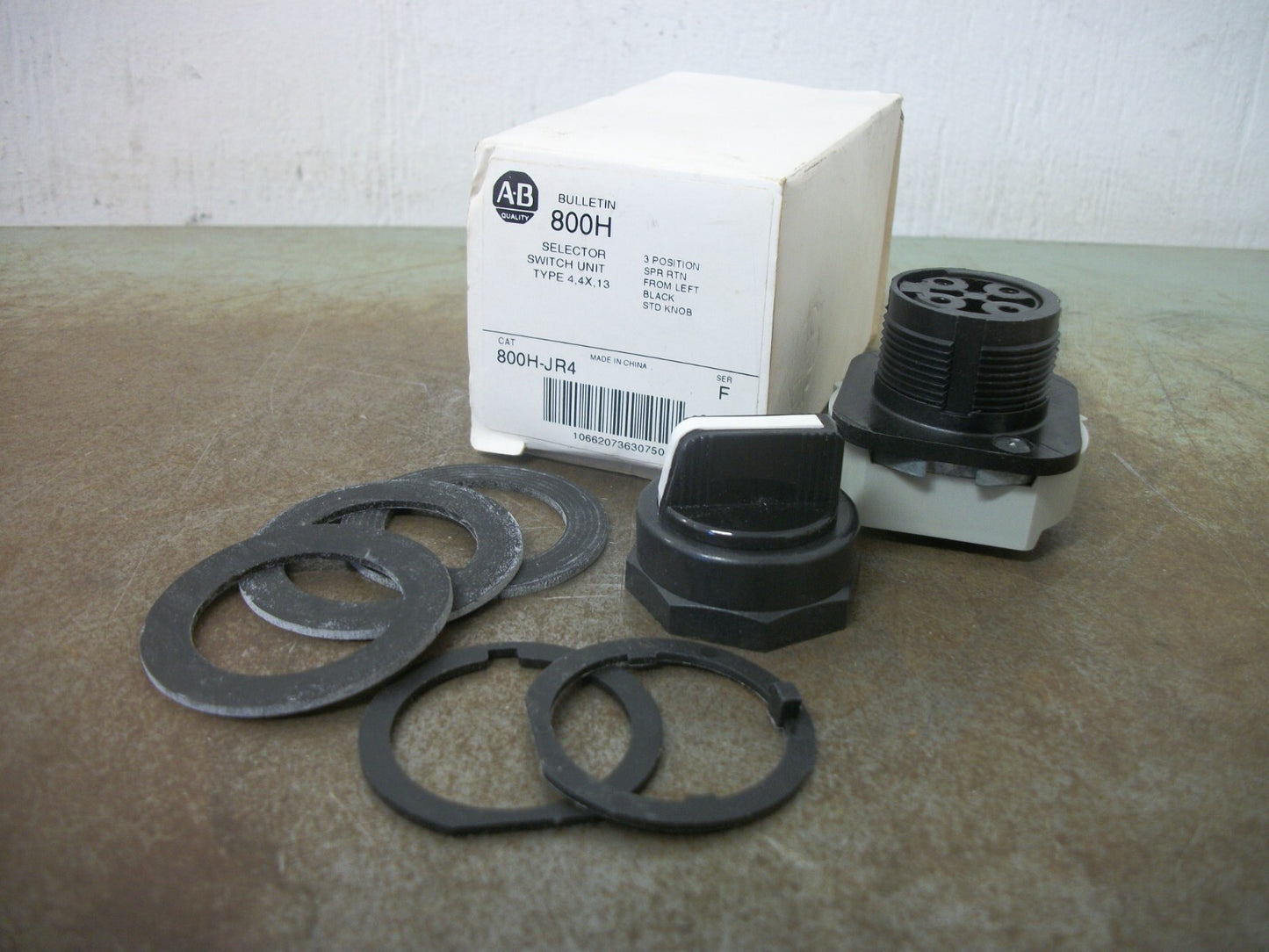 ALLEN-BRADLEY 3-POSITION SPRING RETURN LEFT SELECTOR SWITCH 800H-JR4 NIB