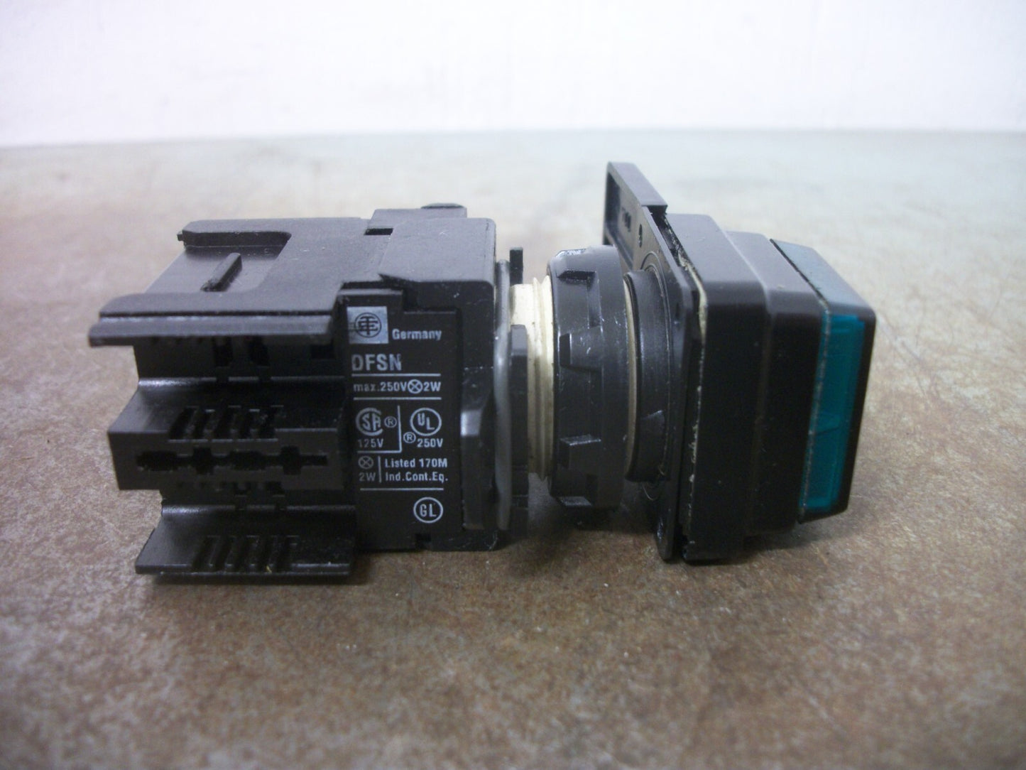 TELEMECANIQUE GREEN INDICATOR LIGHT DFSN 250VOLT 2W