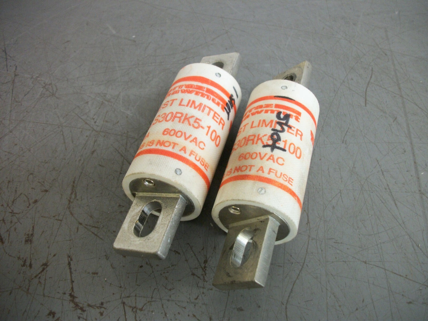 FERRAZ-SHAWMUT LOT OF 2 TEST LIMITER FUSES TLS30RK5-100 30AMP 600VOLT