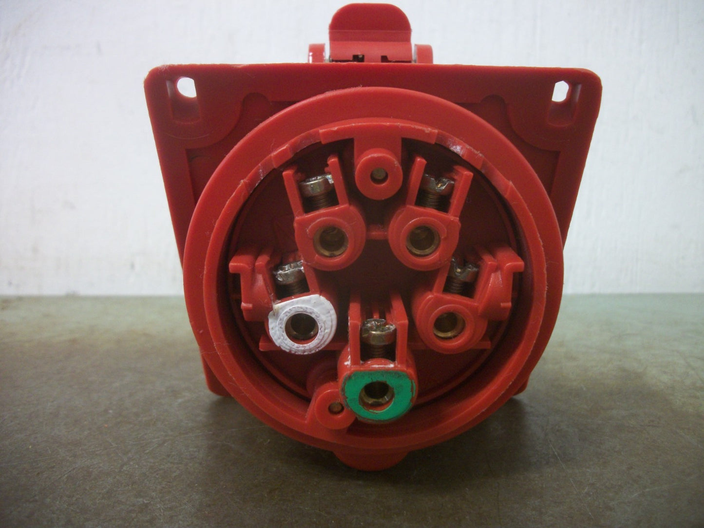 INTERPOWER PIN & SLEEVE CONNECTOR RECEPTACLE 84252300 32AMP 220-415VOLT 3P+N+GRN