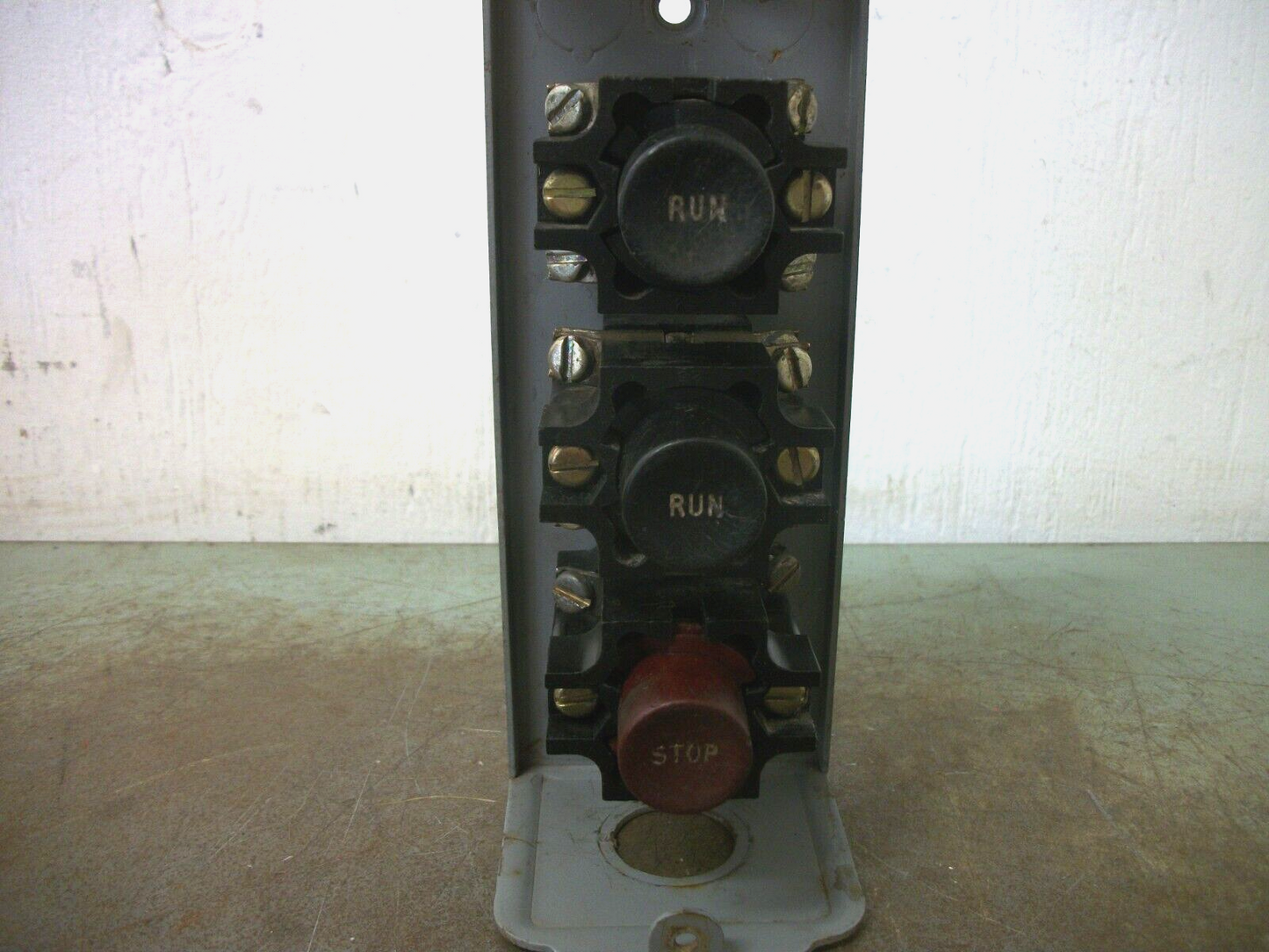 WESTINGHOUSE 3-BUTTON RUN/RUN/STOP PUSHBUTTON STATION 450D984G10 600VOLT