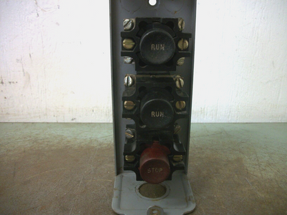 WESTINGHOUSE 3-BUTTON RUN/RUN/STOP PUSHBUTTON STATION 450D984G10 600VOLT