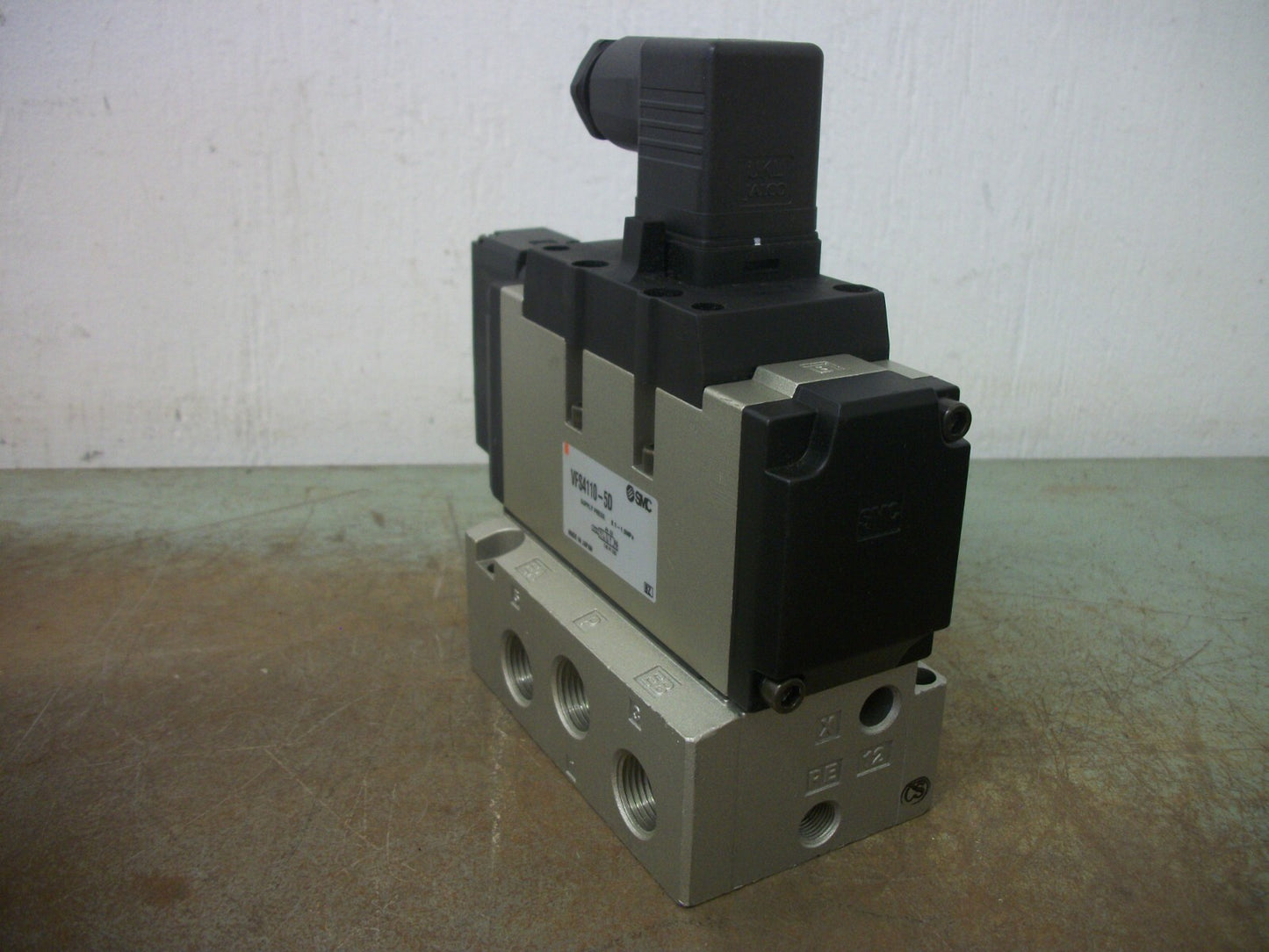 SMC PNEUMATIC SOLENOID VALVE VFS4110-5D 0.1-1.0MPa 21-26VCOIL NOB