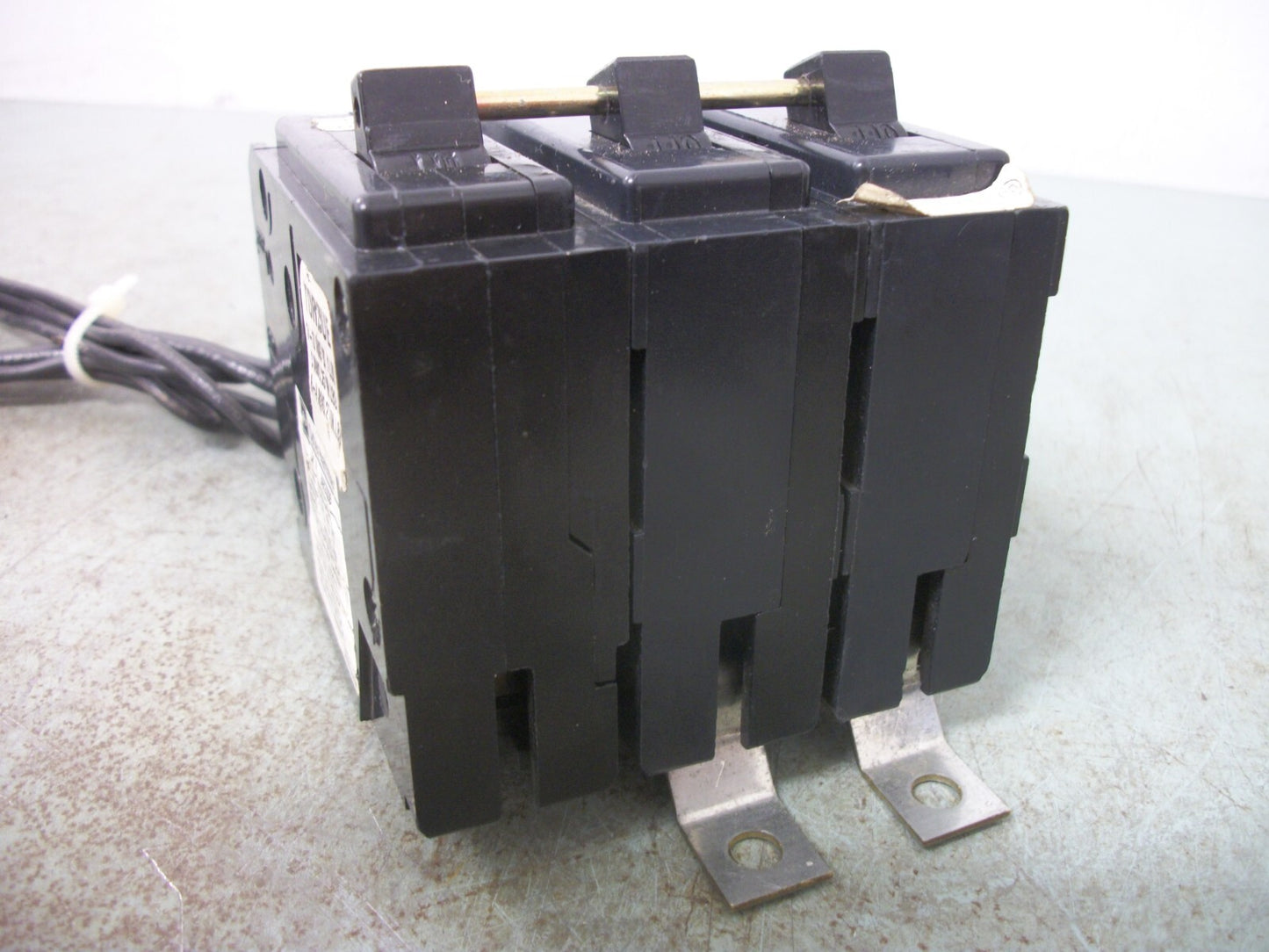 CUTLER-HAMMER BA CIRCUIT BREAKER BAB2030S 30AMP 240VOLT 2POLE W/SHUNT NOB