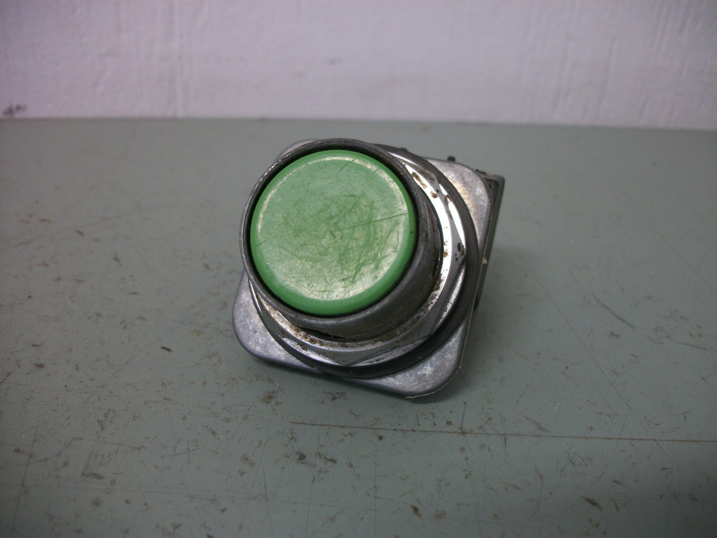 SIEMENS GREEN FLUSH MOMENTARY PUSHBUTTON 52PA8A3