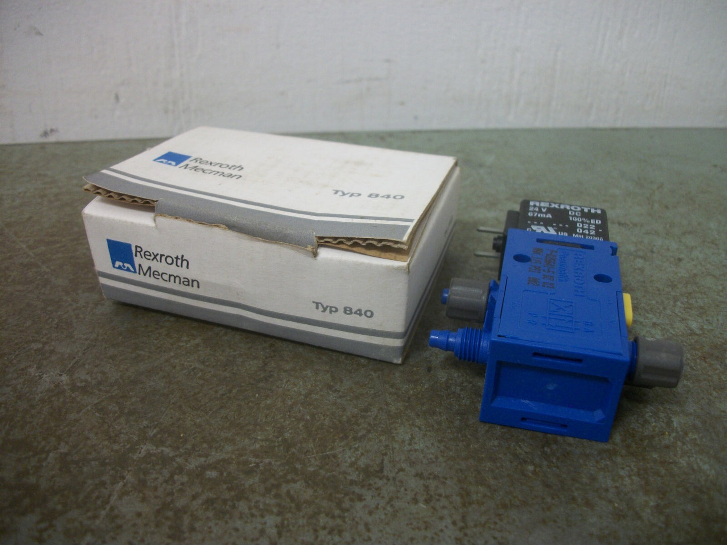 REXROTH PNEUMATIC SOLENOID VALVE P-026641-5 24VCOIL NIB