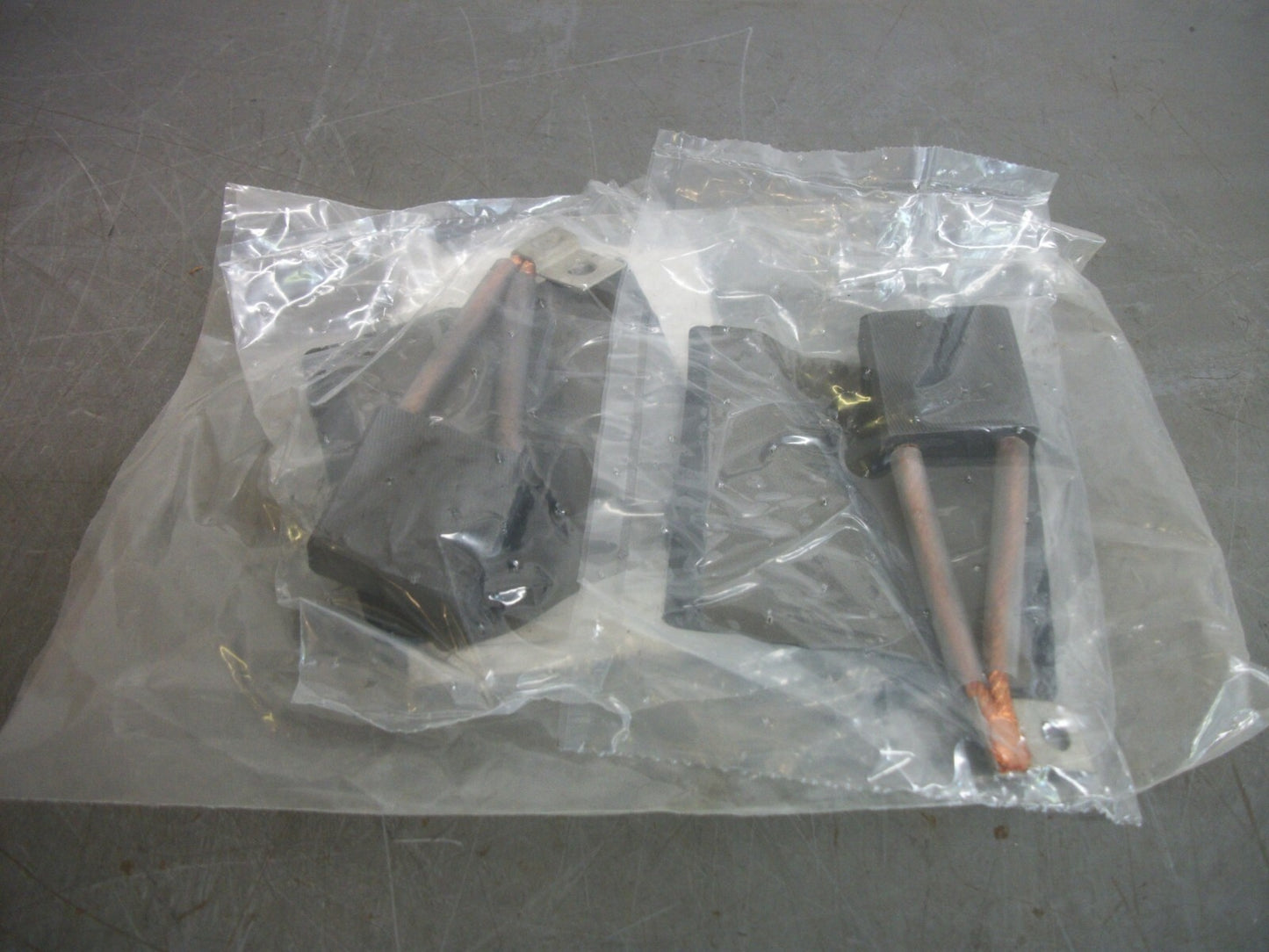 YALE LOT OF 2 BRUSHES 580027030 NEW