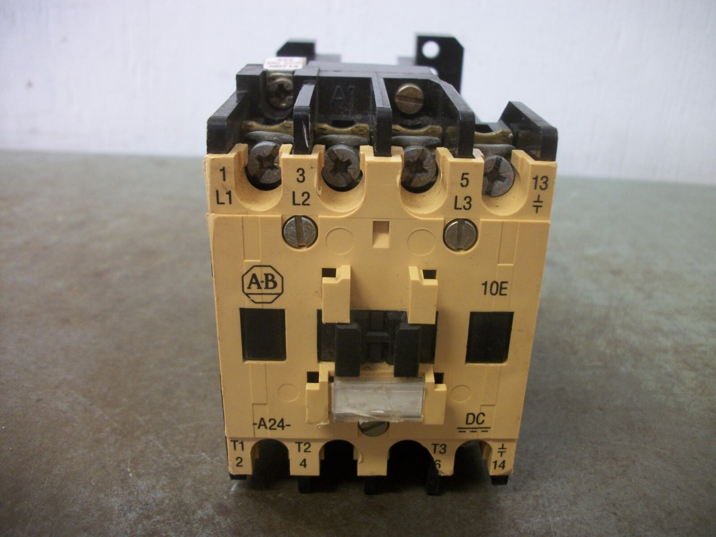 ALLEN-BRADLEY CONTACTOR 100-A24NZ*3 24AMP 24VCOIL 3PH 600V 20HP