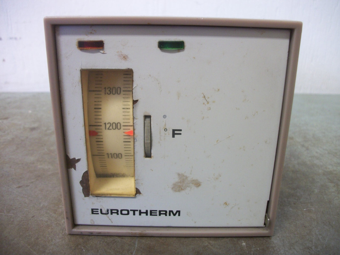 EUROTHERM ANALOG TEMPERATURE CONTROLLER 017/R2/K/32-1600F/115V