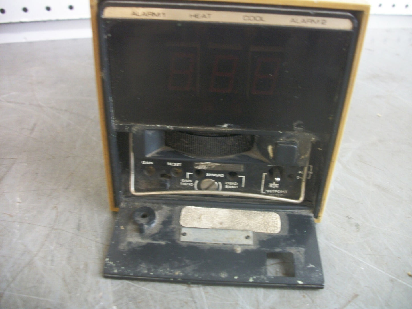 BARBER-COLMAN DIGITAL TEMPERATURE CONTROLLER 580