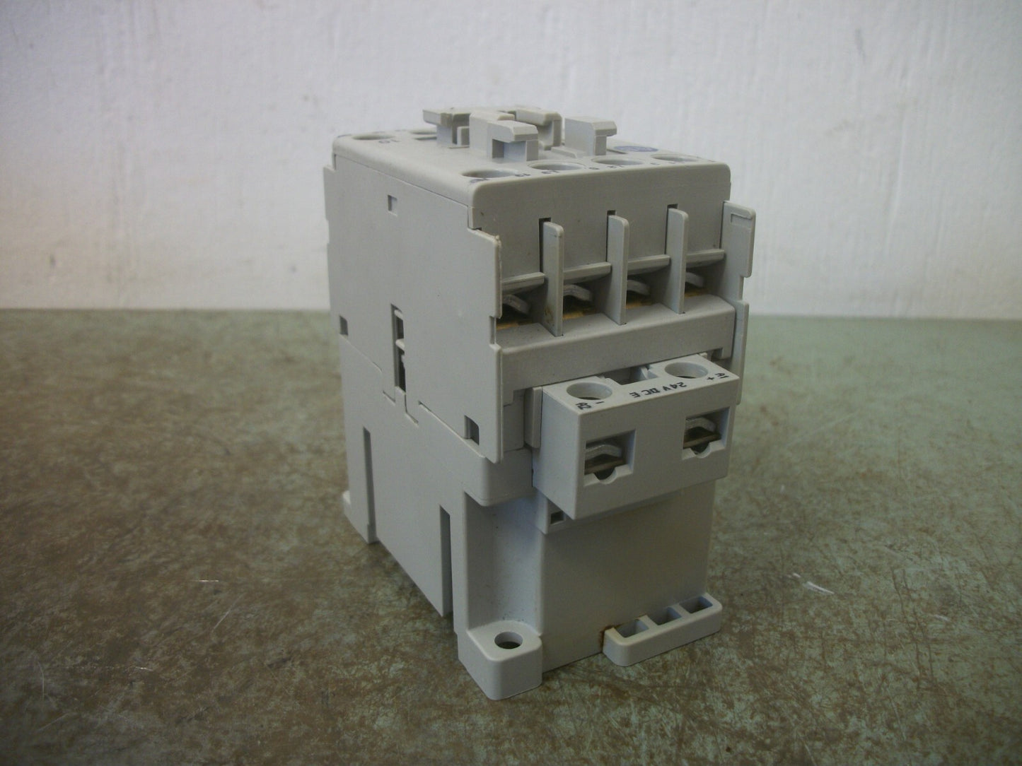 ALLEN-BRADLEY CONTACTOR 100-C09E*10 25AMP 24VCOIL 3PH 600V 7.5HP