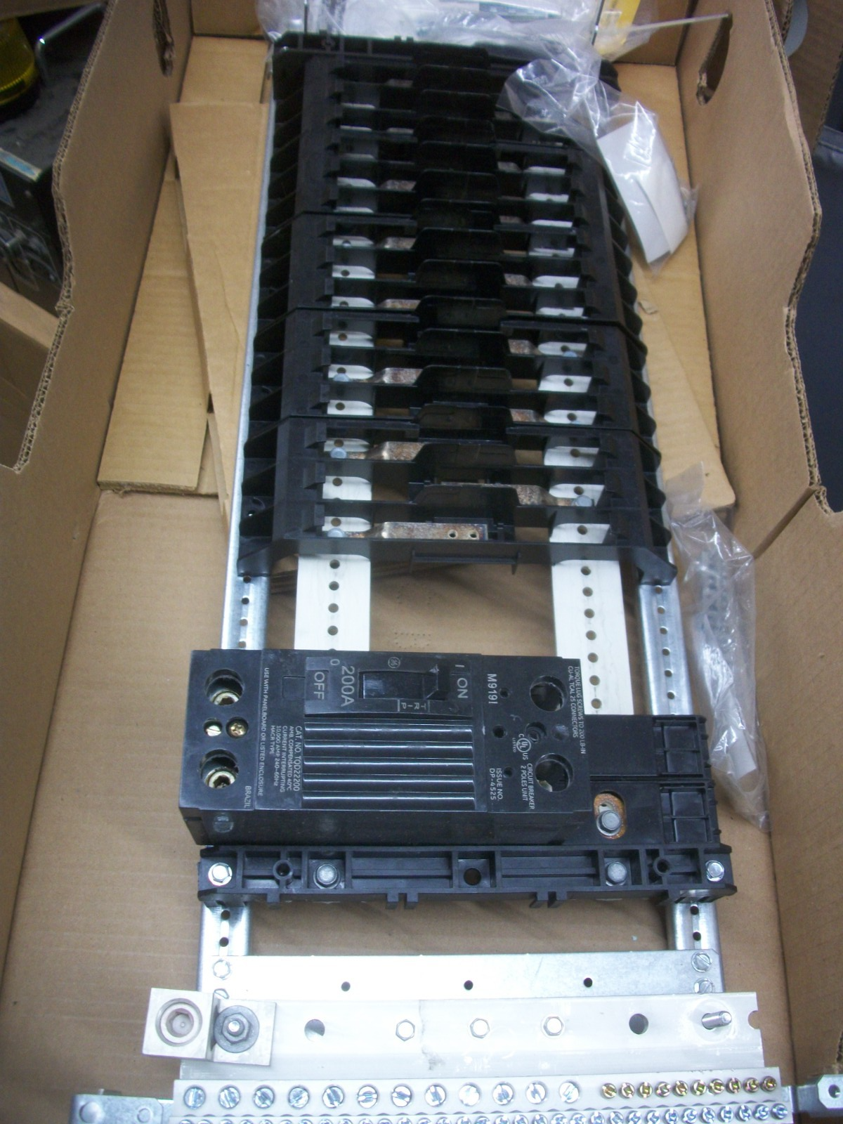 GE A-SERIES II PANELBOARD INTERIOR AQF1302ABX 225A 240/120V 1PH 3W 200A MAIN NIB