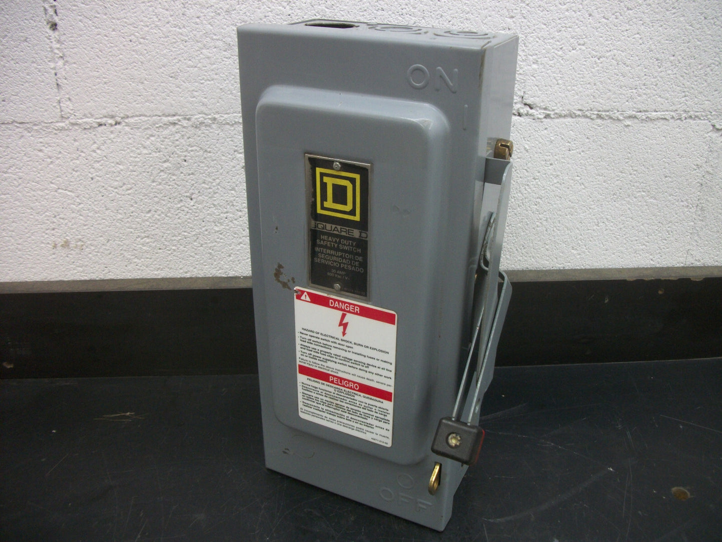 SQUARE D DISCONNECT TYPE 1 H361 30AMP 600VOLT 3POLE FUSIBLE OLD