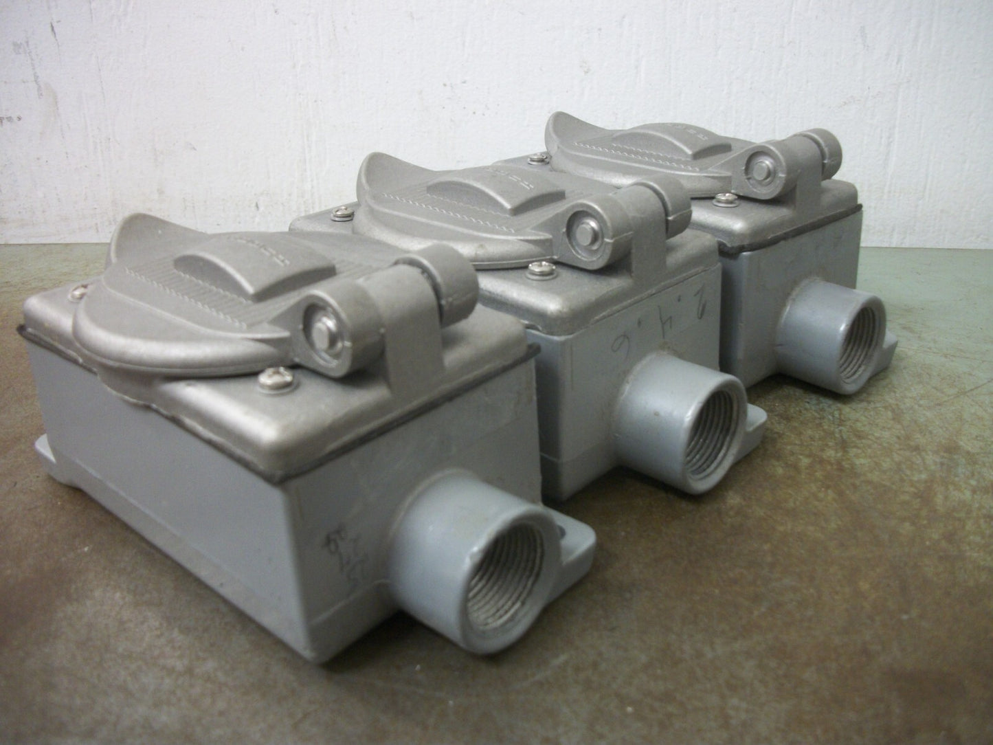 HUBBELL KILLARK LOT OF 3 WEATHERPROOF TWIST-LOCK RECEPTACLE ENCLOSURES FSC-2