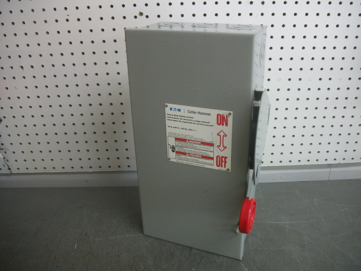 CUTLER-HAMMER DISCONNECT TYPE 1 DH221NGK 30AMP 240VOLT 2POLE FUSIBLE NOB