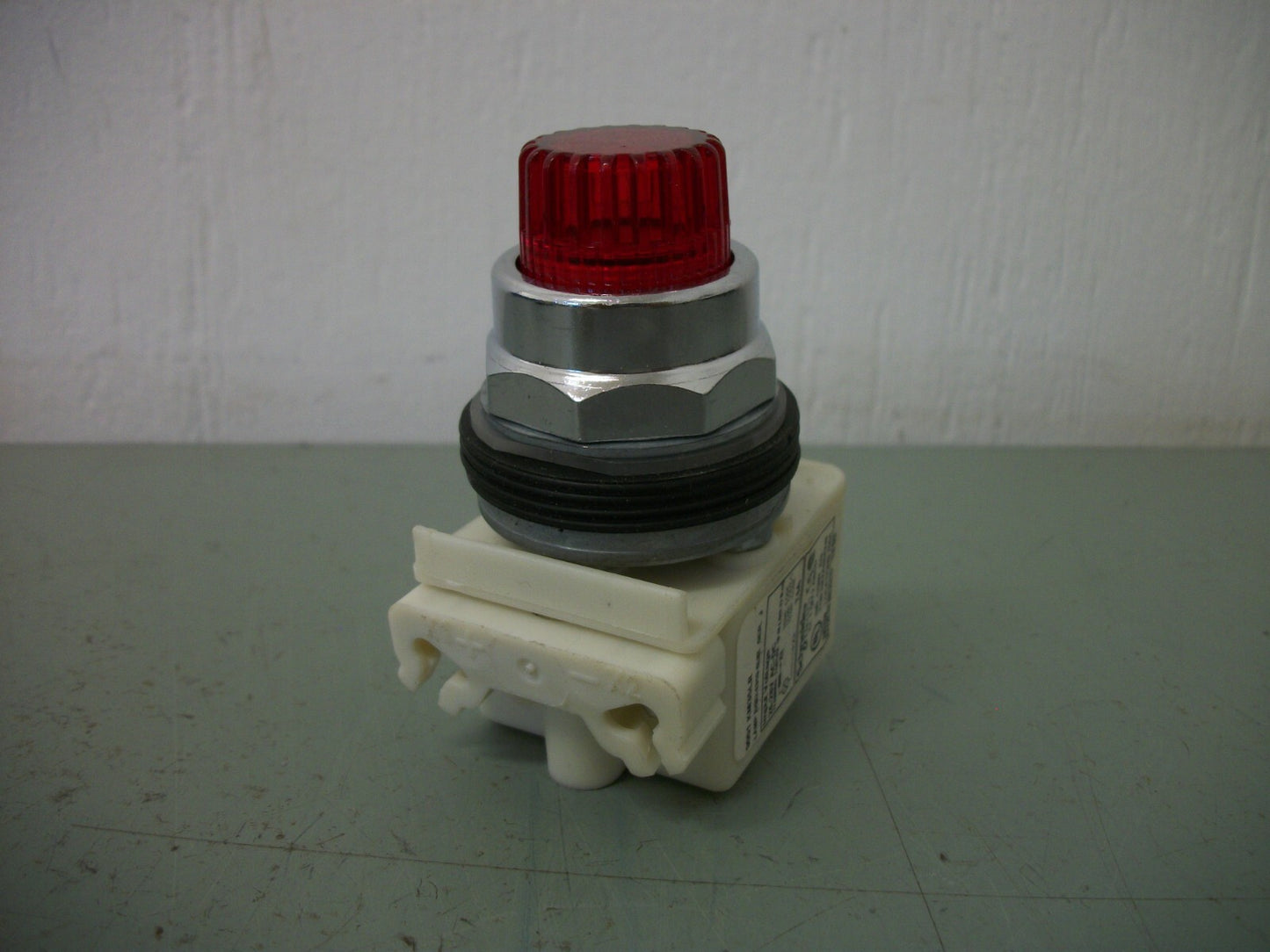 SQUARE D RED ILLUMINATED MOMENTARY PUSHBUTTON 9001KM35LR 24-28VOLT