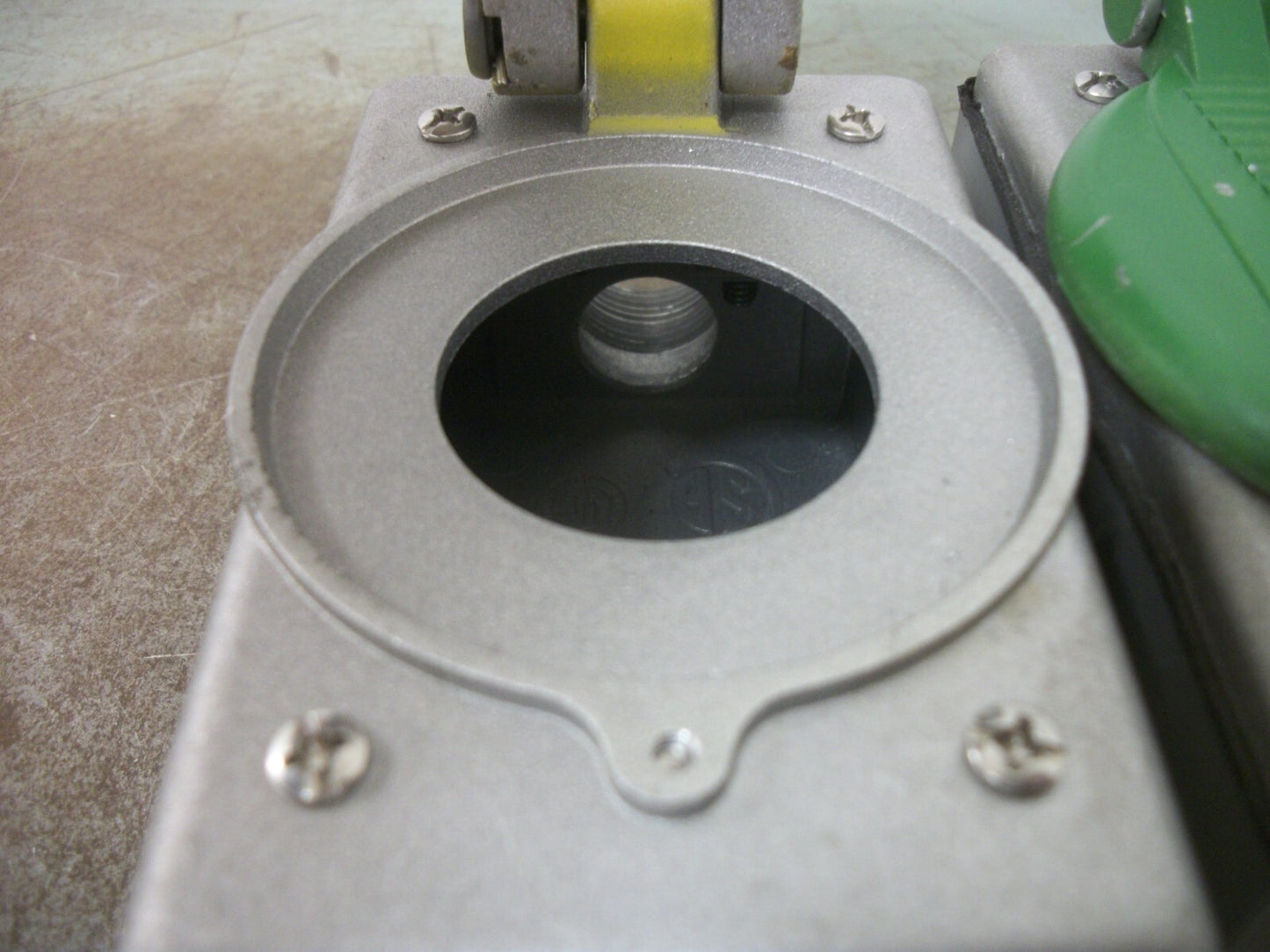 HUBBELL KILLARK LOT OF 2 WEATHERPROOF TWIST-LOCK RECEPTACLE ENCLOSURES FS-2 G/Y