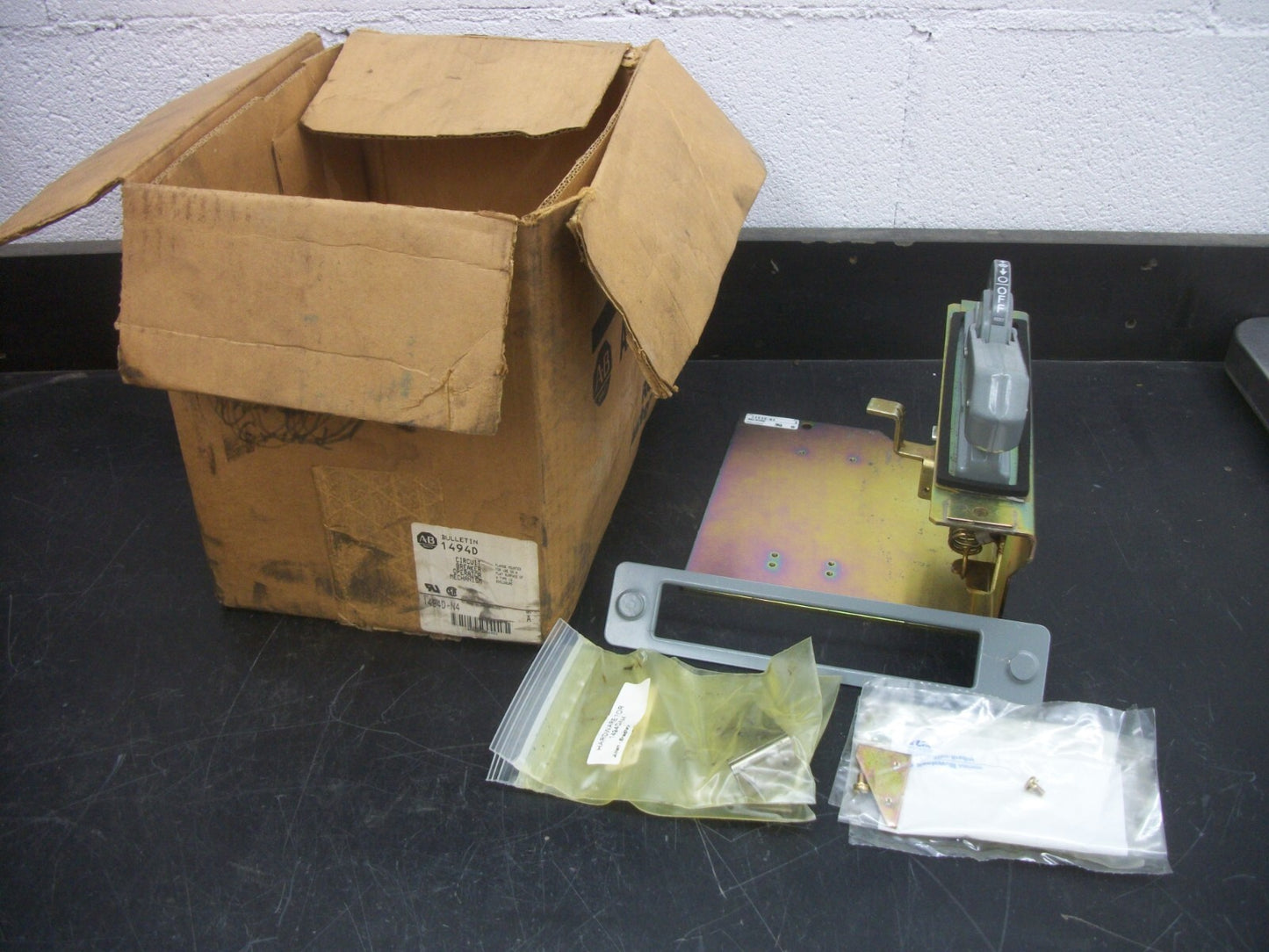 ALLEN-BRADLEY FLANGE MOUNTED CIRCUIT BREAKER OPERATOR MECHANISM 1494D-N4 NIB