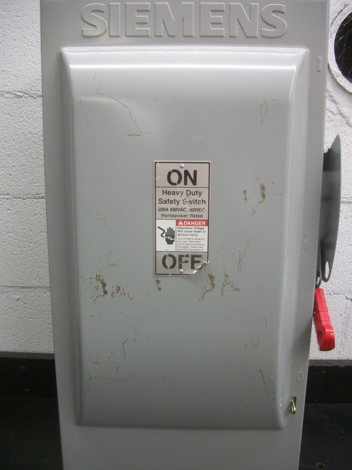 SIEMENS DISCONNECT TYPE 1 HF364N 200AMP 600VOLT 3POLE FUSIBLE