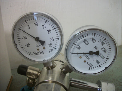 AIRGAS 2-STAGE ANALYTICAL PNEUMATIC CYLINDER REGULATOR Y12-244A350 3000PSIG NIB