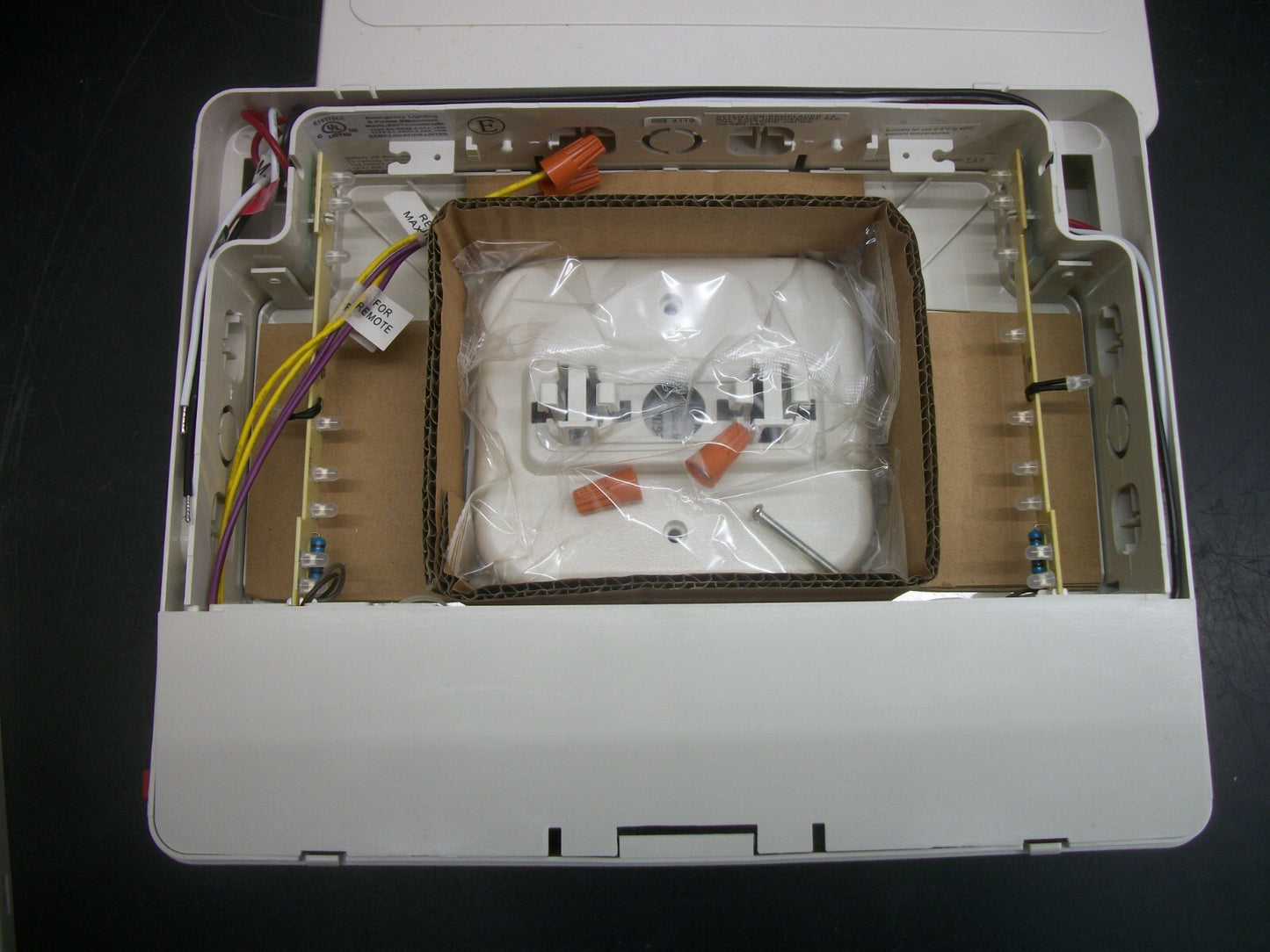 UNIVERSAL EMERGENCY EXIT LIGHTING FIXTURE EZXTEU2RWEMRC NIB