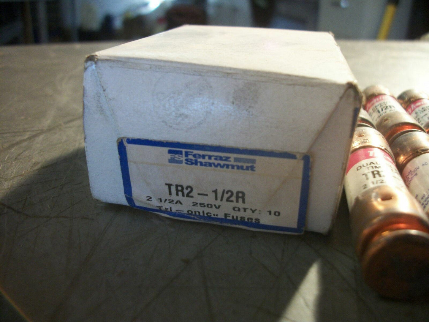 FERRAZ-SHAWMUT BOX OF 9 TRI-ONIC FUSES TR2-1/2R 2-1/2AMP 250VOLT NIB