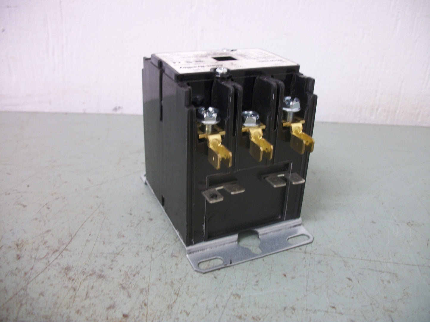 ALLEN-BRADLEY DEFINITE PURPOSE CONTACTOR 400-DP30ND3 120VCOIL 3PH 600VOLT 20HP