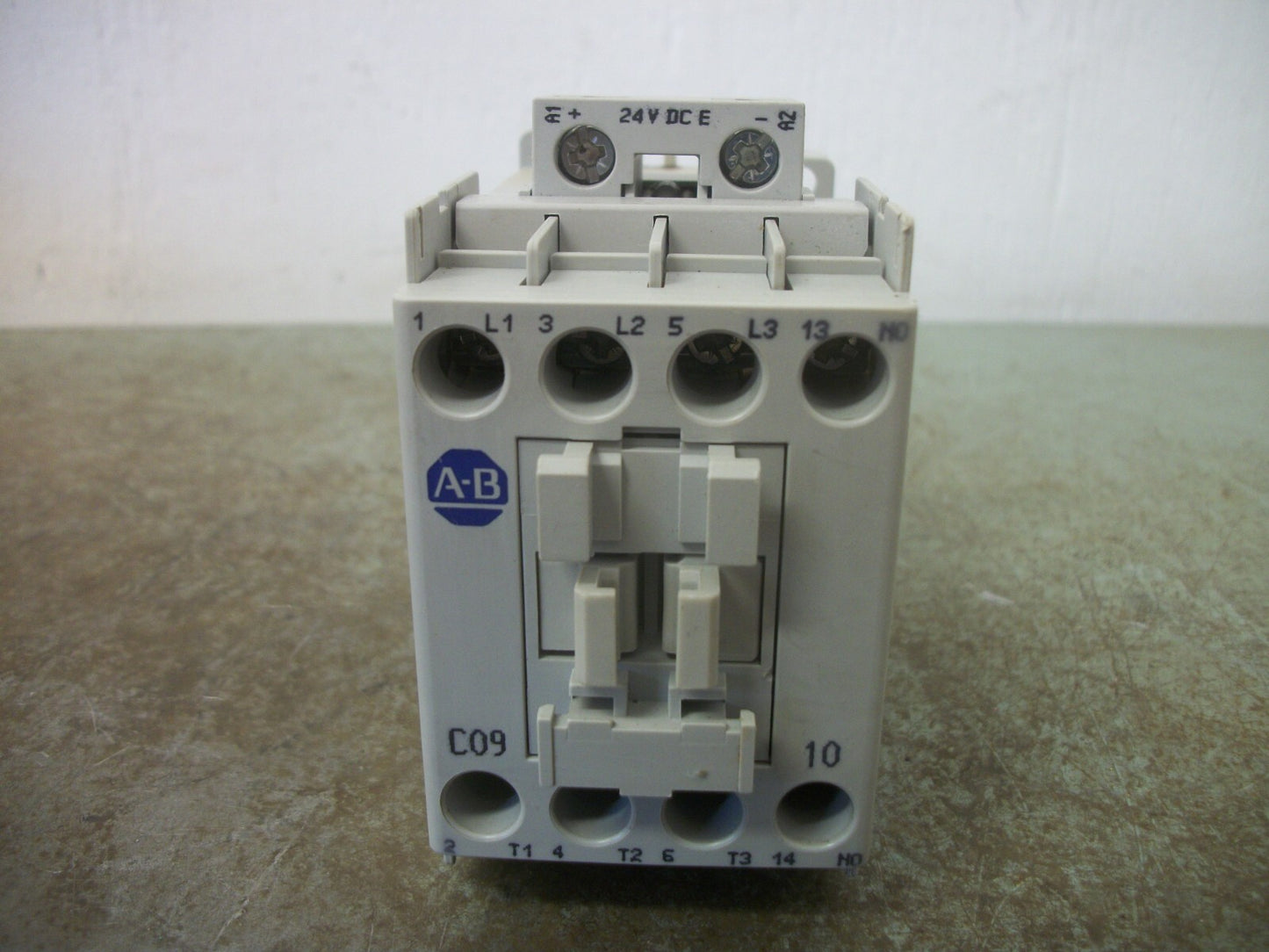 ALLEN-BRADLEY CONTACTOR 100-C09E*10 25AMP 24VCOIL 3PH 600V 7.5HP