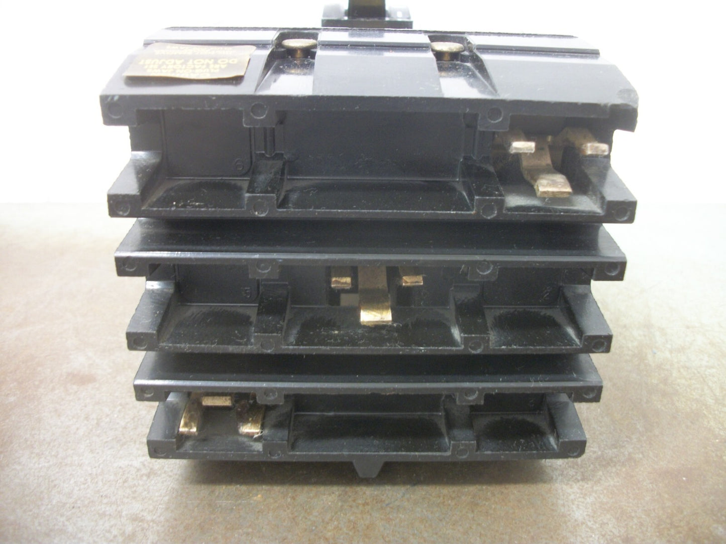 SQUARE D I-LINE FA CIRCUIT BREAKER FA34015 15AMP 480VOLT 3POLE GRAY CHIPPED