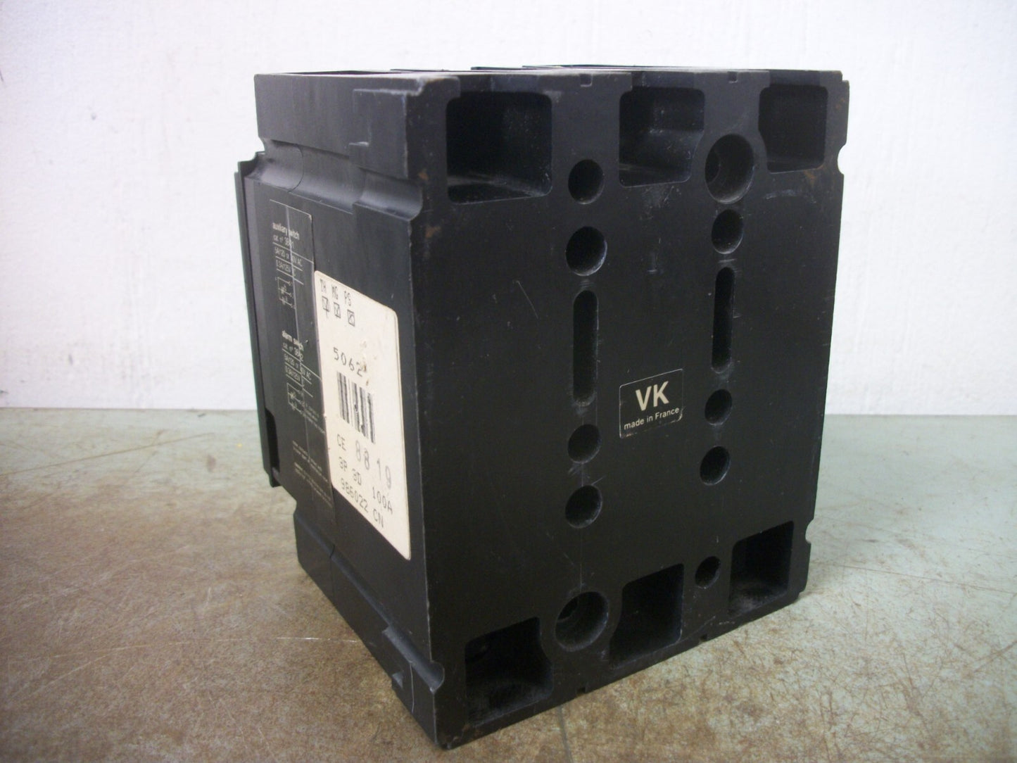 MERLIN GERIN COMPACT CE 104N CIRCUIT BREAKER 38013 100AMP 480VOLT 3POLE