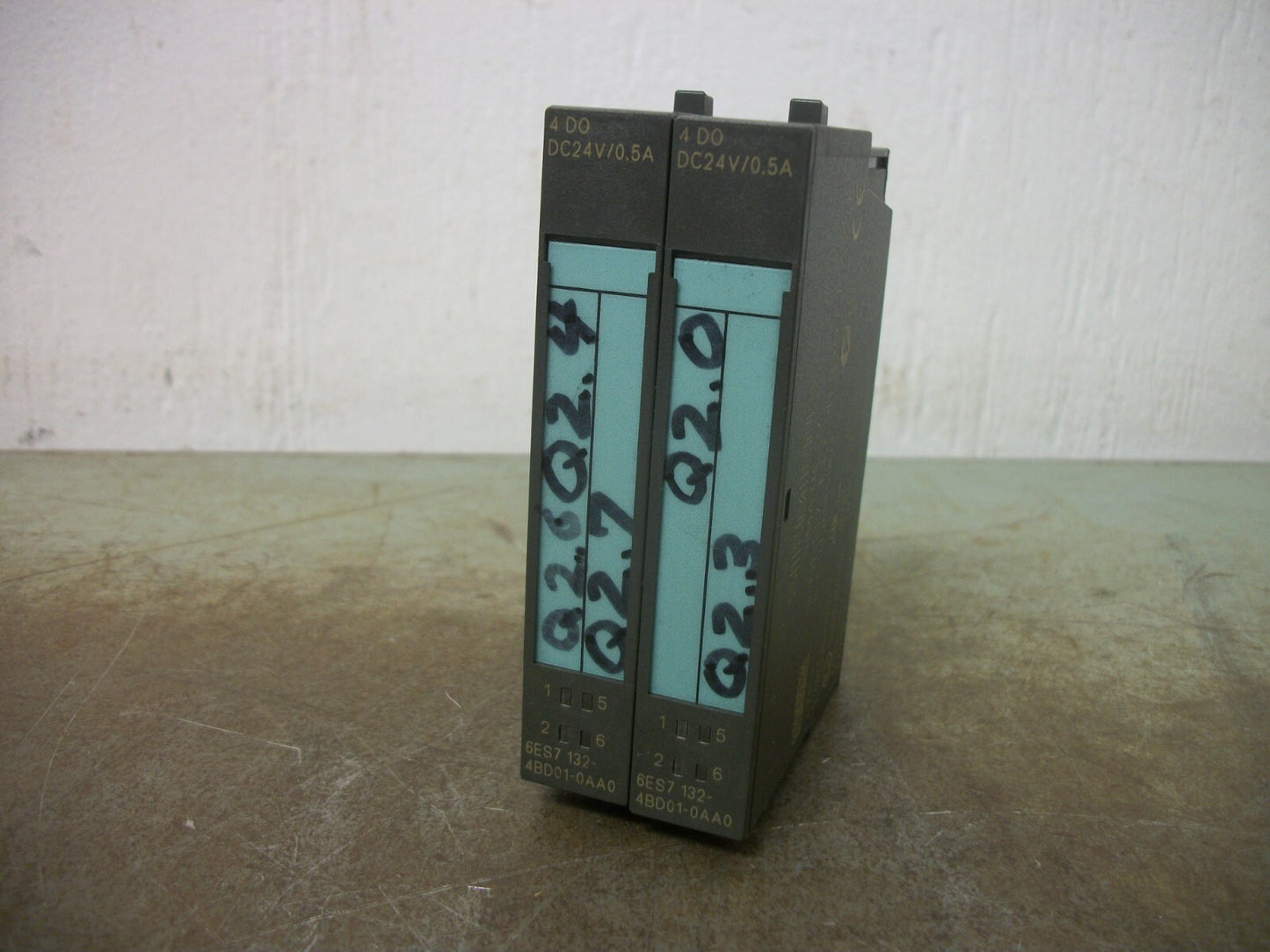 SIEMENS SIMATIC S7 LOT OF 2 4-POINT DIGITAL OUTPUT MODULES 6ES7 132-4BD01-0AA0