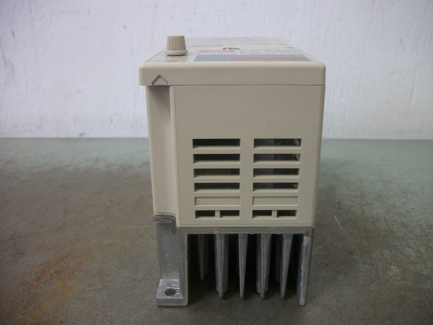 YASKAWA VS MINI V7 0.4KW INVERTER DRIVE CIMR-V7AA20P4 230VOLT 3PH