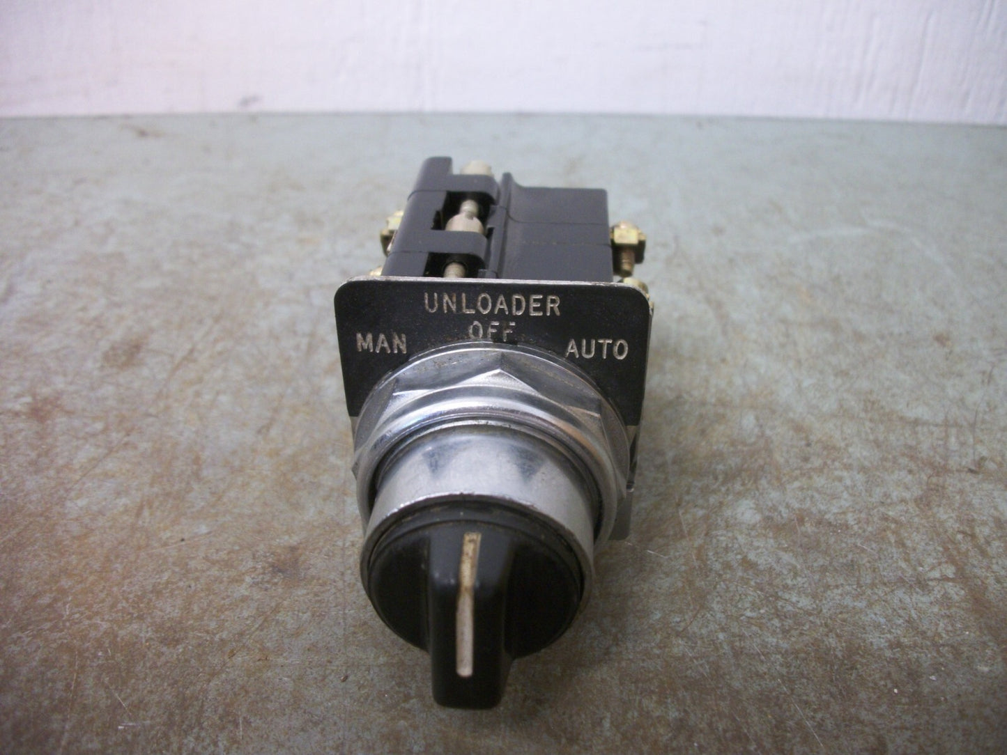 CUTLER-HAMMER 3-POSITION MAINTAINED SELECTOR SWITCH 10250T 600VOLT