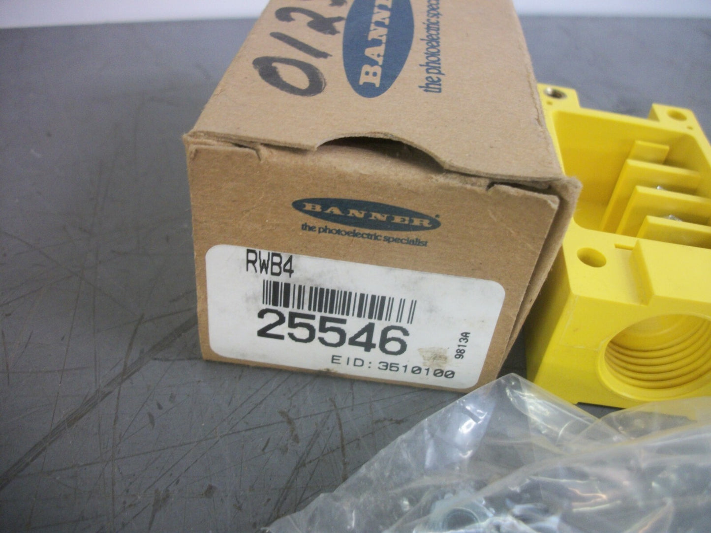 BANNER MAXI-BEAM POWER BLOCK WIRING BASE RWB4 NIB