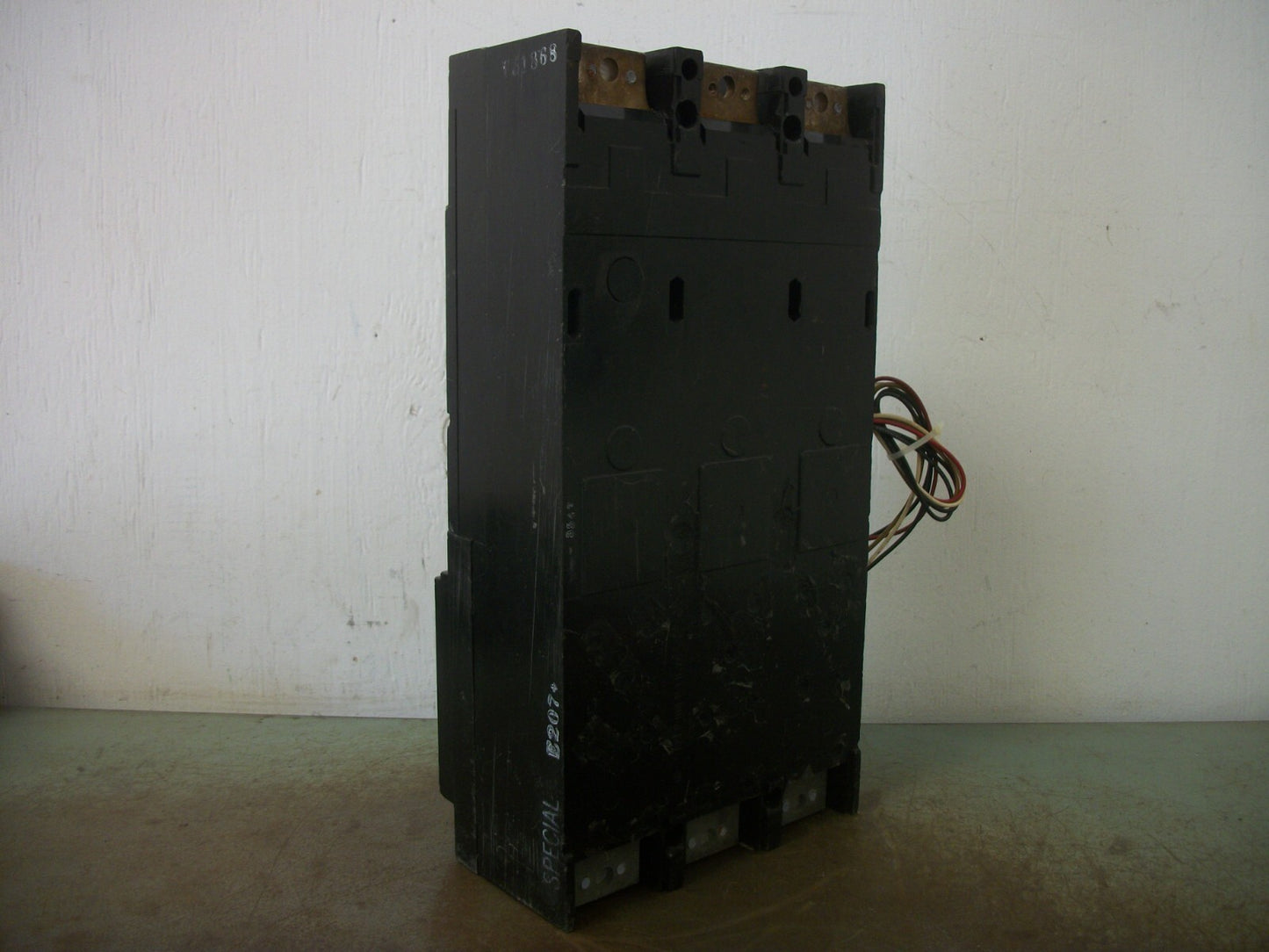 GE TJR CIRCUIT BREAKER TJR3606N 600AMP 600VOLT 3POLE W/AUX