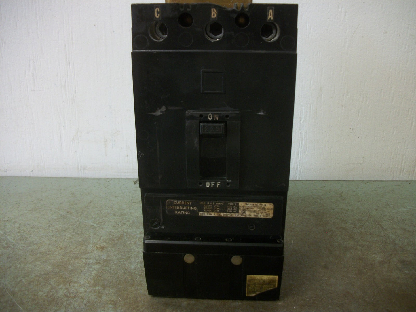 SQUARE D TOP FEED I-LINE KA CIRCUIT BREAKER KA36225MT 225AMP 600VOLT 3POLE BLACK
