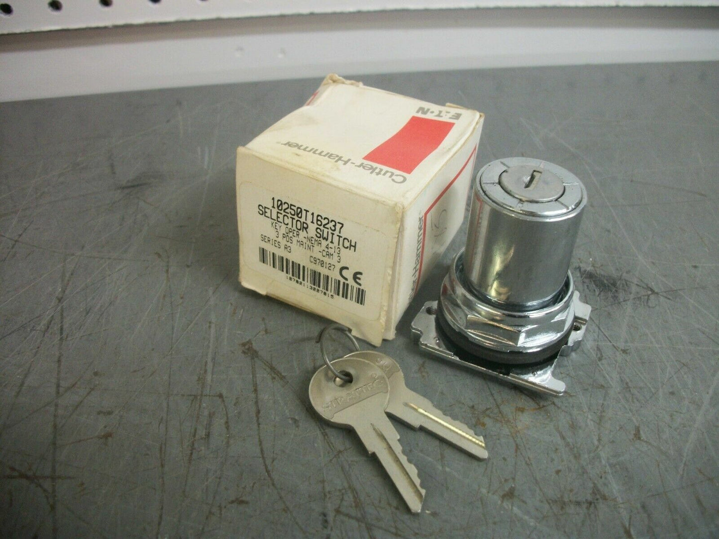 CUTLER-HAMMER 3-POSITION MAINTAINED KEY OPERATED SELECTOR SWITCH 10250T16237 NIB