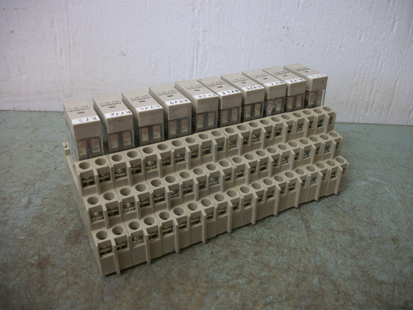 OMRON LOT OF 10 RELAYS W/SOCKET BASES G2R-2-S (S) 24VCOIL 5AMP