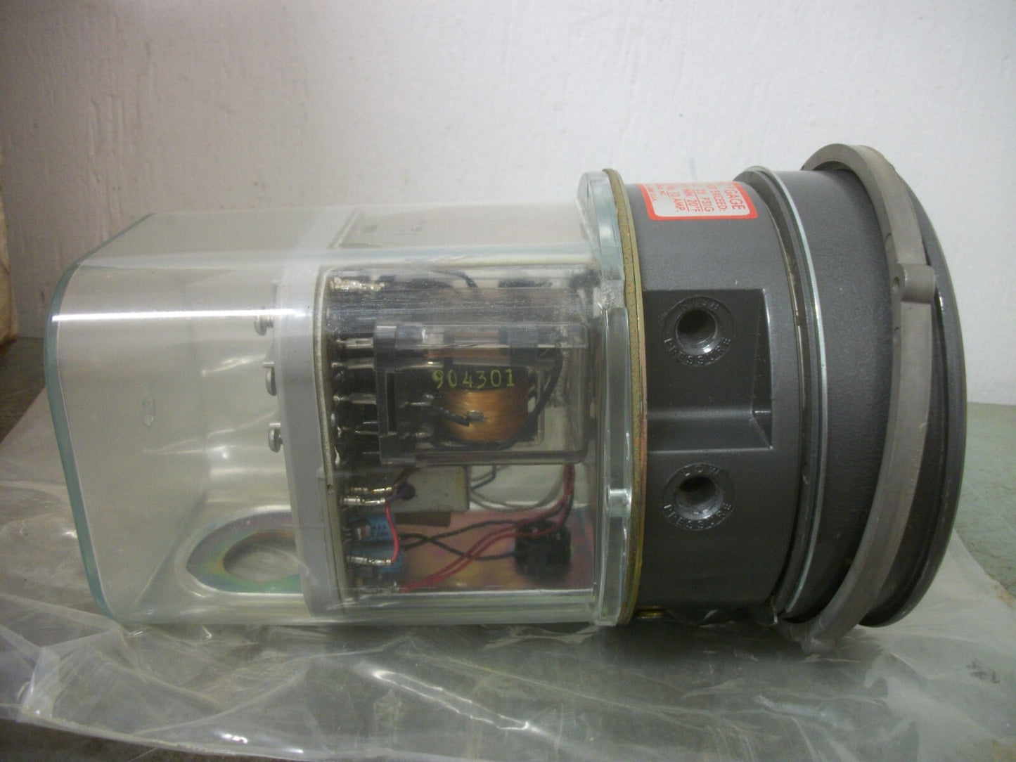 DWYER PHOTOHELIC PRESSURE SWITCH/GAGE 3002 120VOLT 5WATT 25PSIG 0-2" WATER NIB