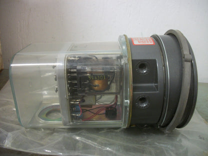 DWYER PHOTOHELIC PRESSURE SWITCH/GAGE 3002 120VOLT 5WATT 25PSIG 0-2" WATER NIB