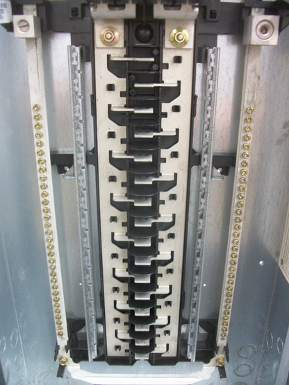 GE LOAD CENTER PANELBOARD TM3220CCU 200AMP 120-240VOLT 1PH W/200A MAIN NOB