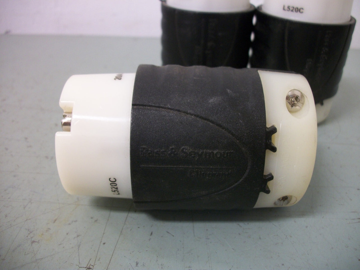 PASS & SEYMOUR LOT OF 3 TURNLOK CONNECTORS L520C 20AMP 125VOLT 2POLE 3W GRND NOB